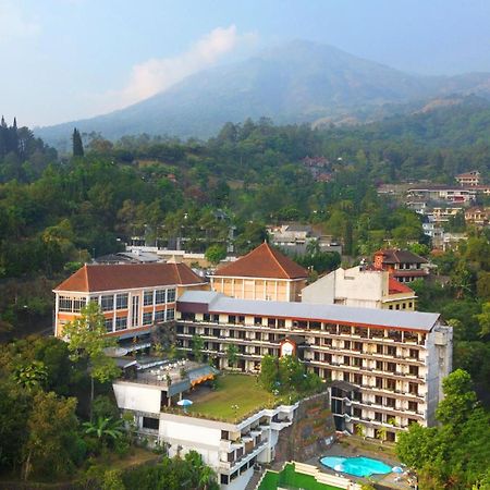 Royal Hotel Tretes Prigen Exterior photo