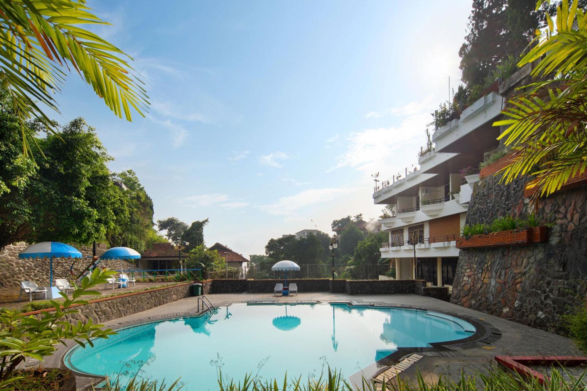 Royal Hotel Tretes Prigen Exterior photo