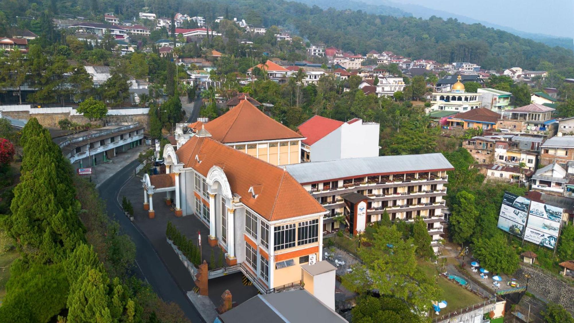 Royal Hotel Tretes Prigen Exterior photo