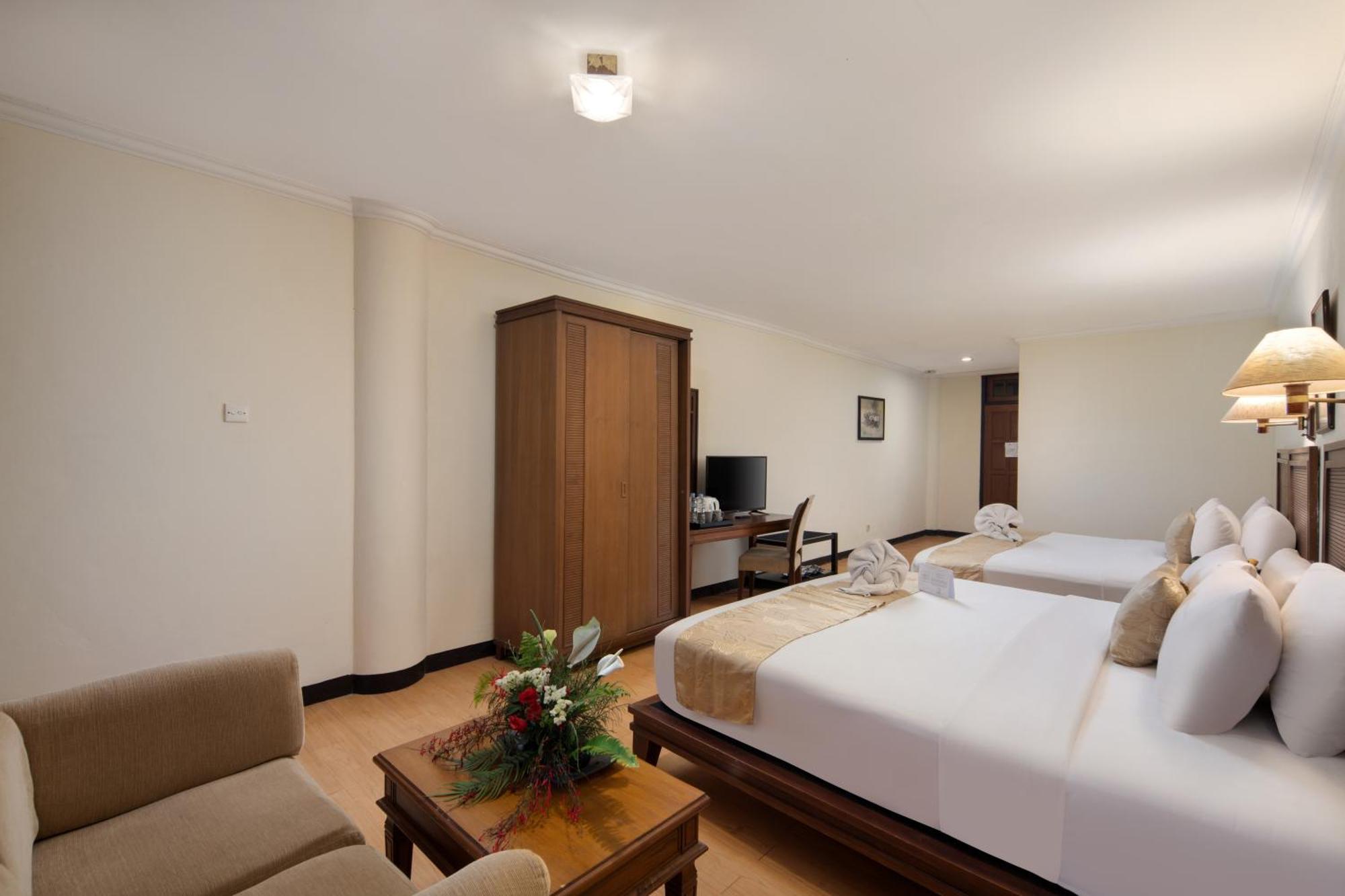 Royal Hotel Tretes Prigen Exterior photo